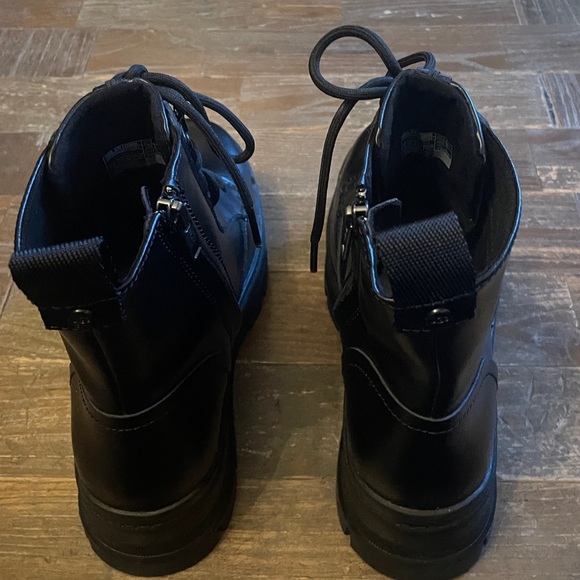 Ugg Sidnee Boots🖤 - Picture 7 of 15